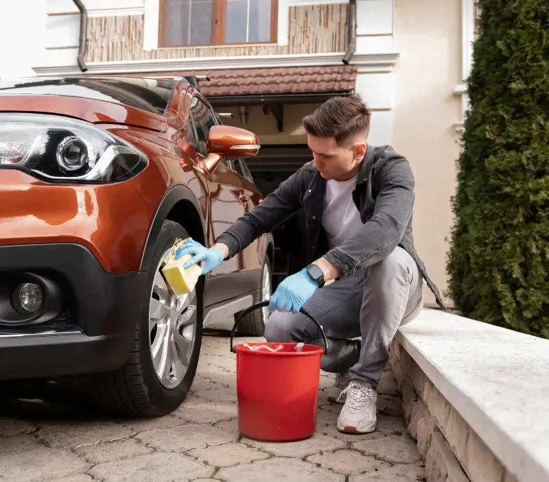 Lavage auto à domicile Tourville-sur-Odon : professionnel intervenant sur un véhicule